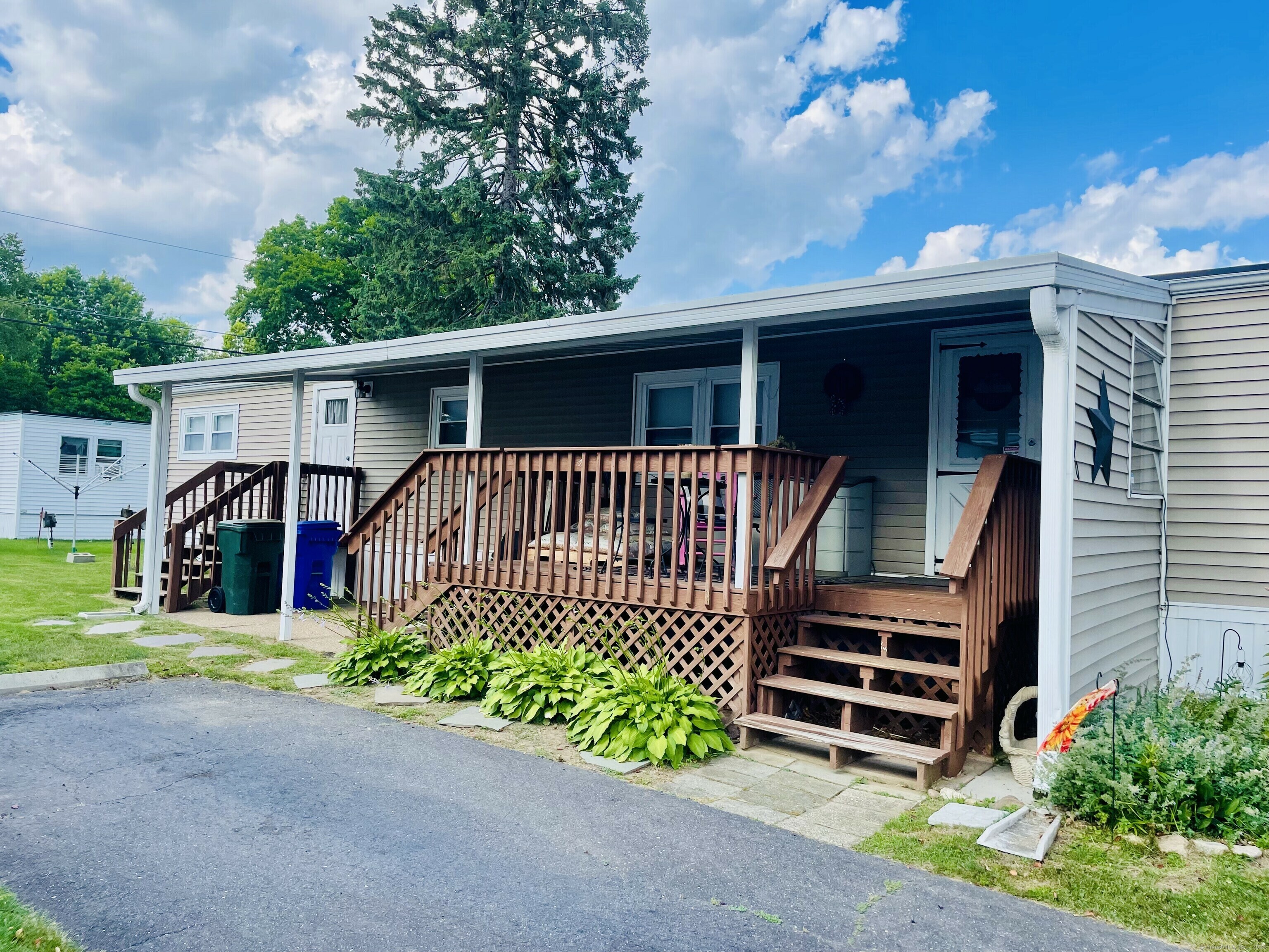 Property Photo:  10 Narragansett Road  CT 06118 