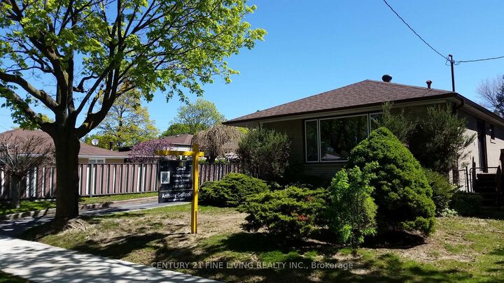 Photo de la propriété:  35 Hartland Road  ON M9C 4S9 