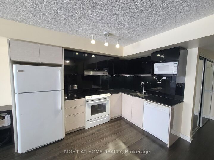 Property Photo: 72 Esther Shiner Boulevard 808 ON M2K 2X9