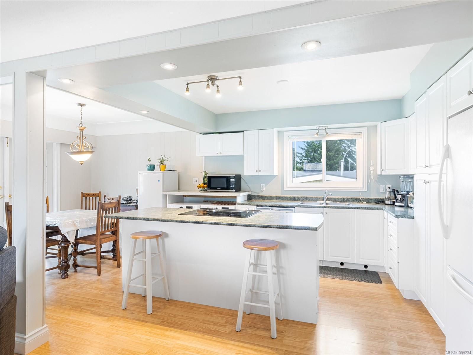 Property Photo: 6080 Hammond Bay Rd BC V9T 5M4
