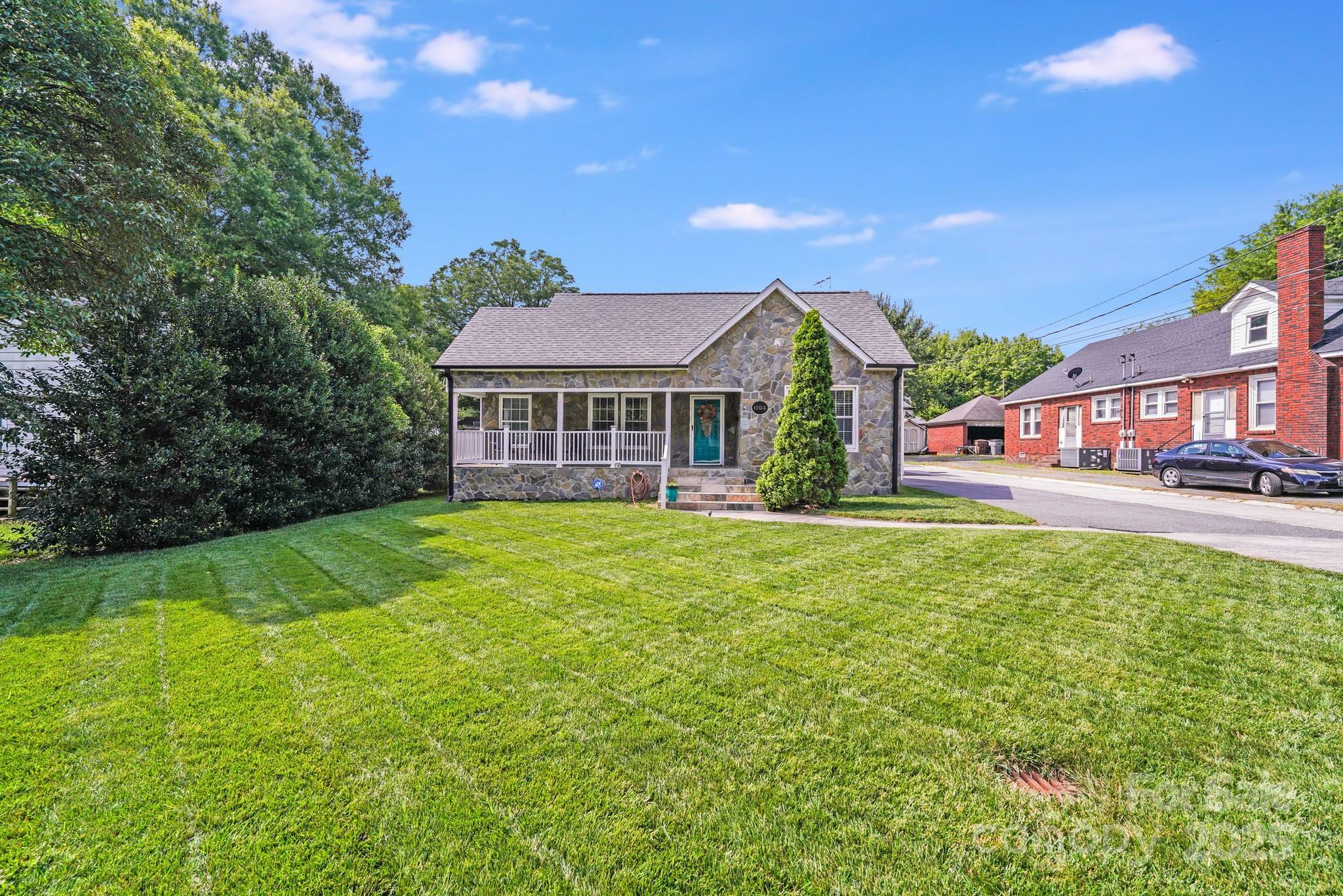 Property Photo: 1004 Venus Street NC 28083