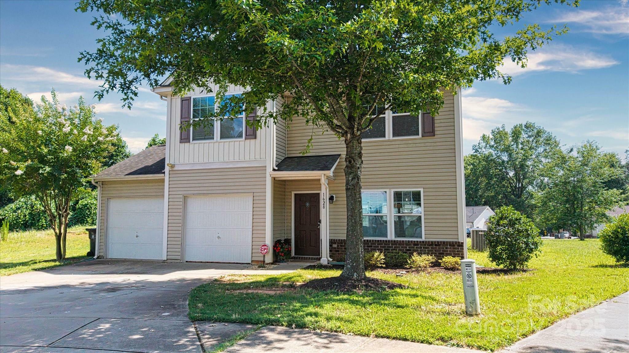 Property Photo: 1628 Fitchburg Court NC 28214