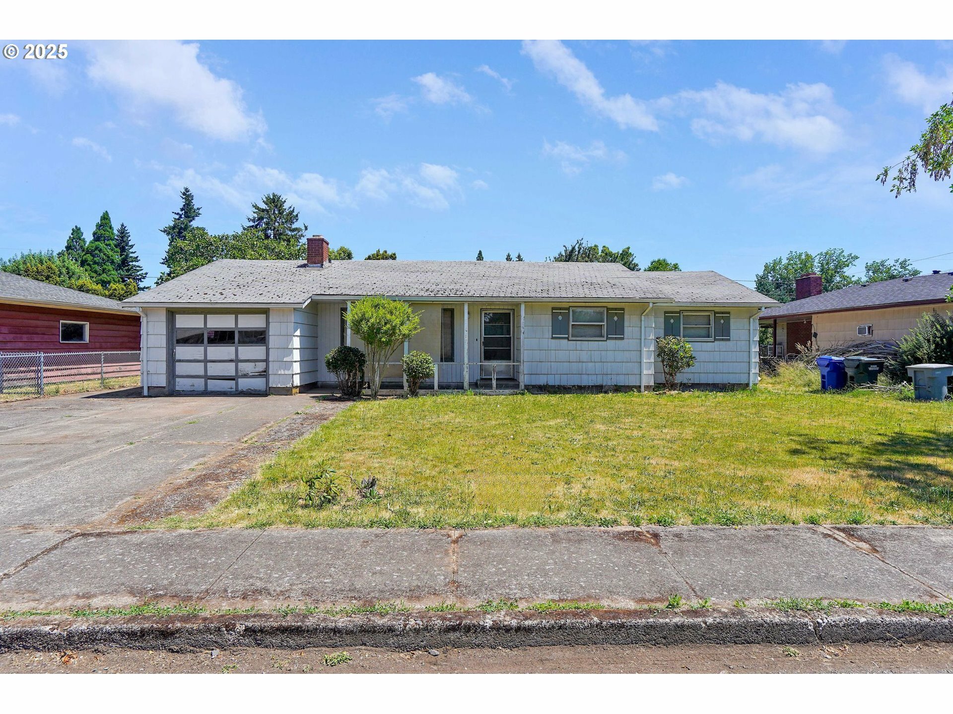 Property Photo:  142 45th Ave  OR 97301 