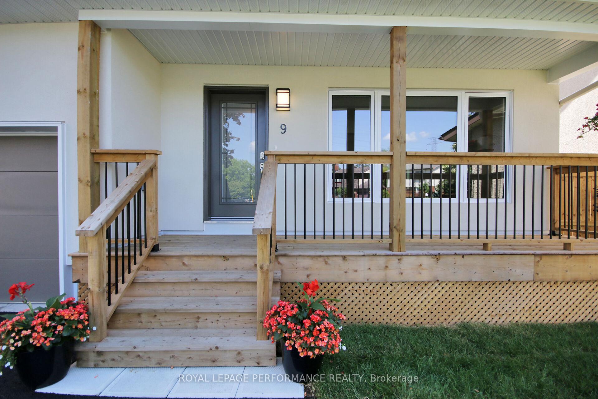 Property Photo: 9 Brydon Court ON K2G 4A6
