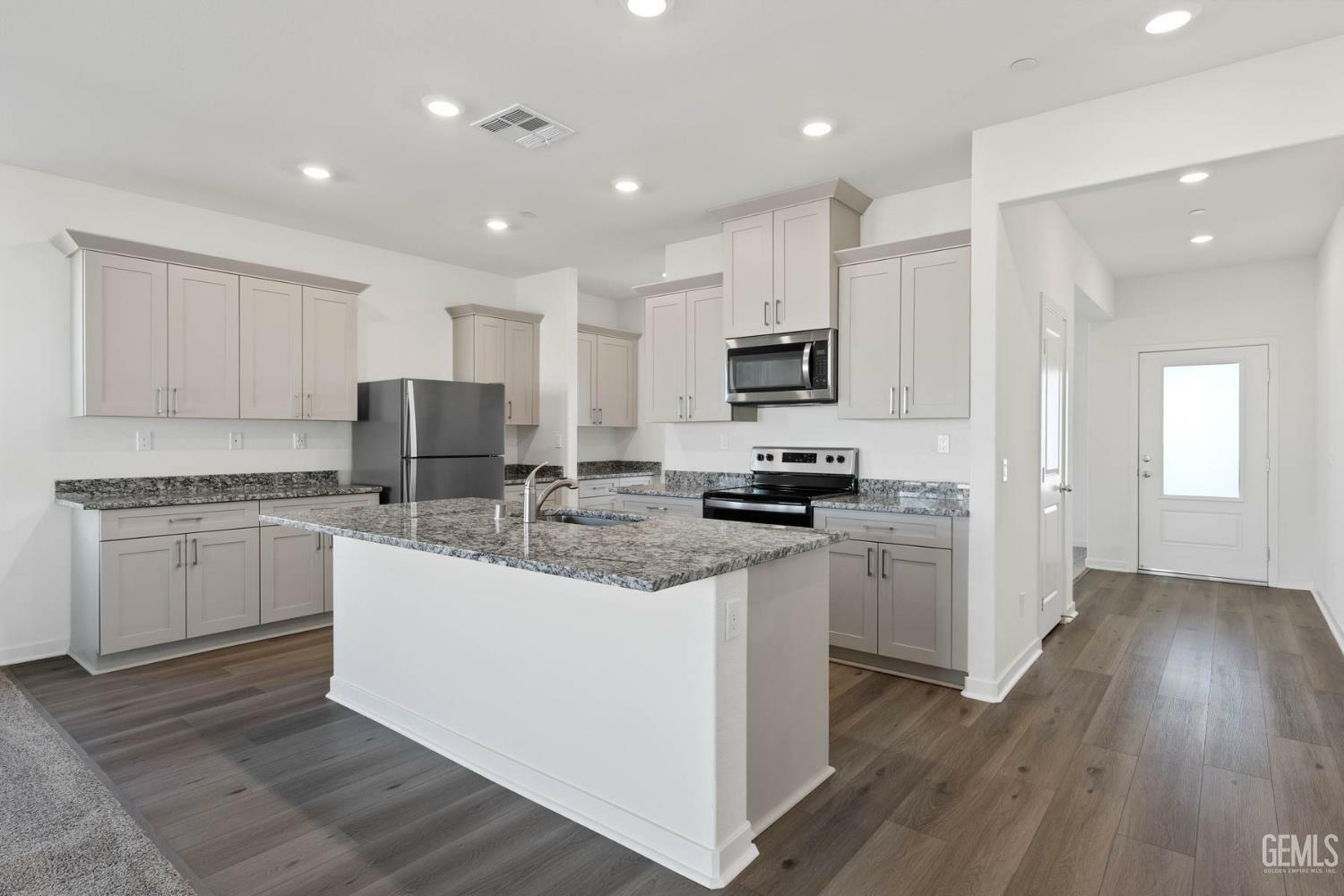 Property Photo: 7907 Avocado Lane CA 93313