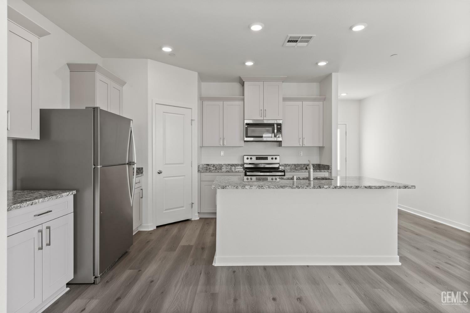 Property Photo: 8008 Ita Palm Way CA 93313