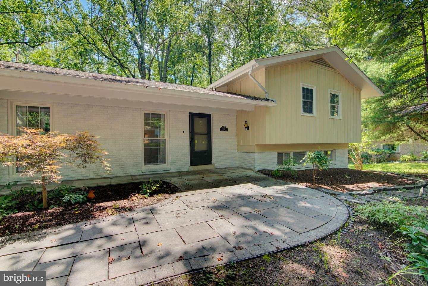Property Photo: 11621 Sourwood Lane VA 20191