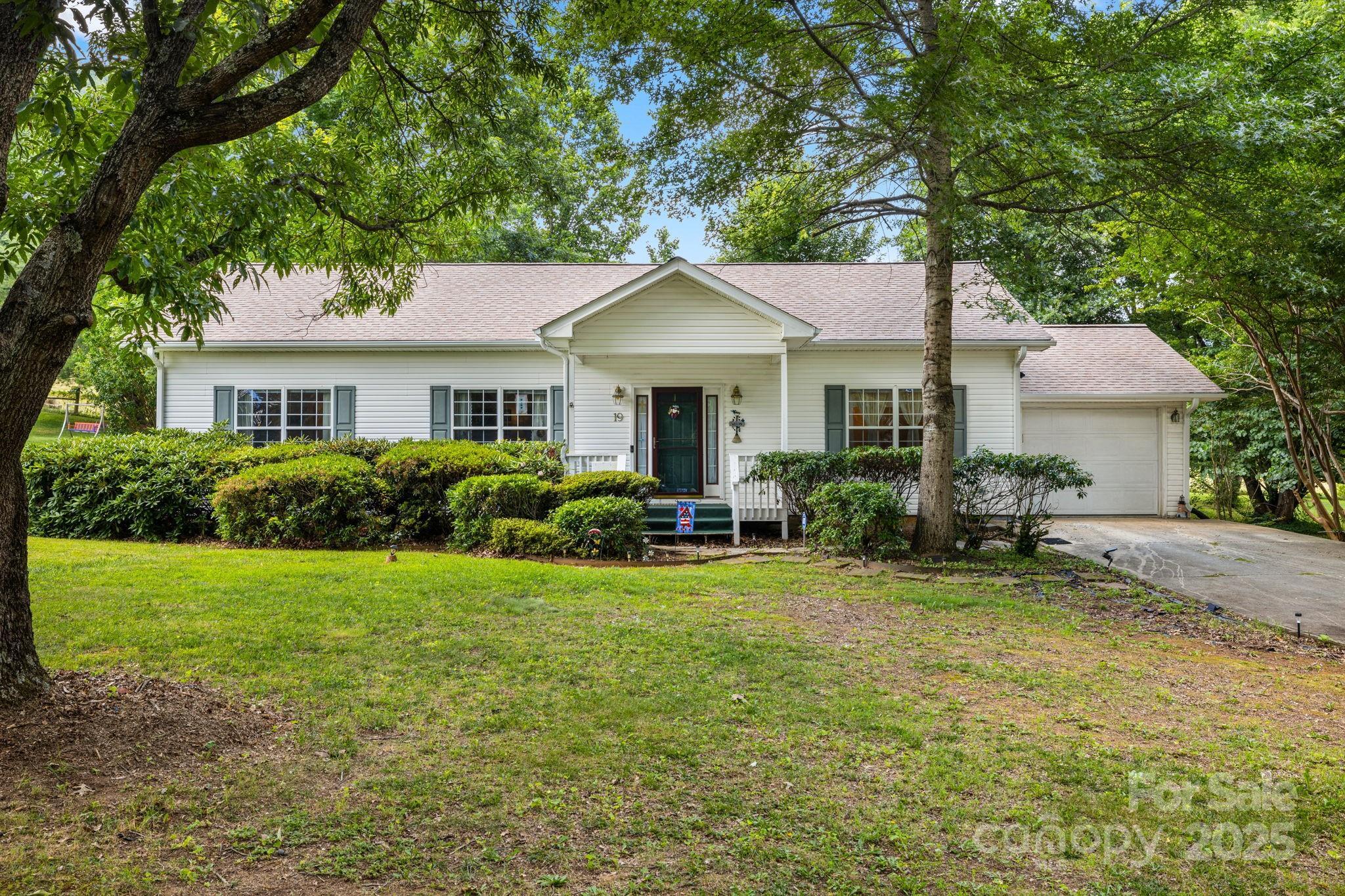 Property Photo: 19 Ivy Garden Drive NC 28715