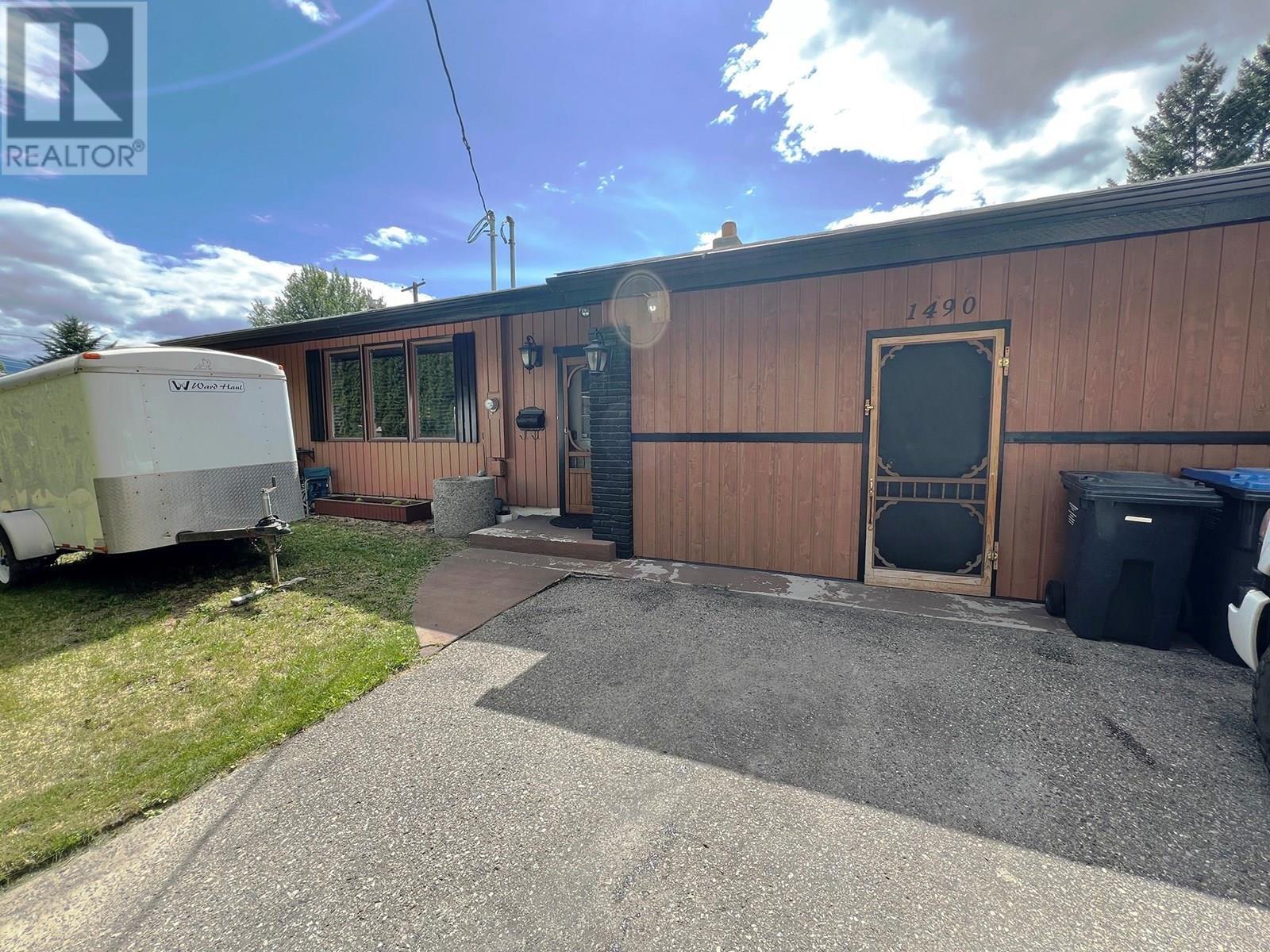 Property Photo: 1490 Hollywood Road BC V1X 4N9