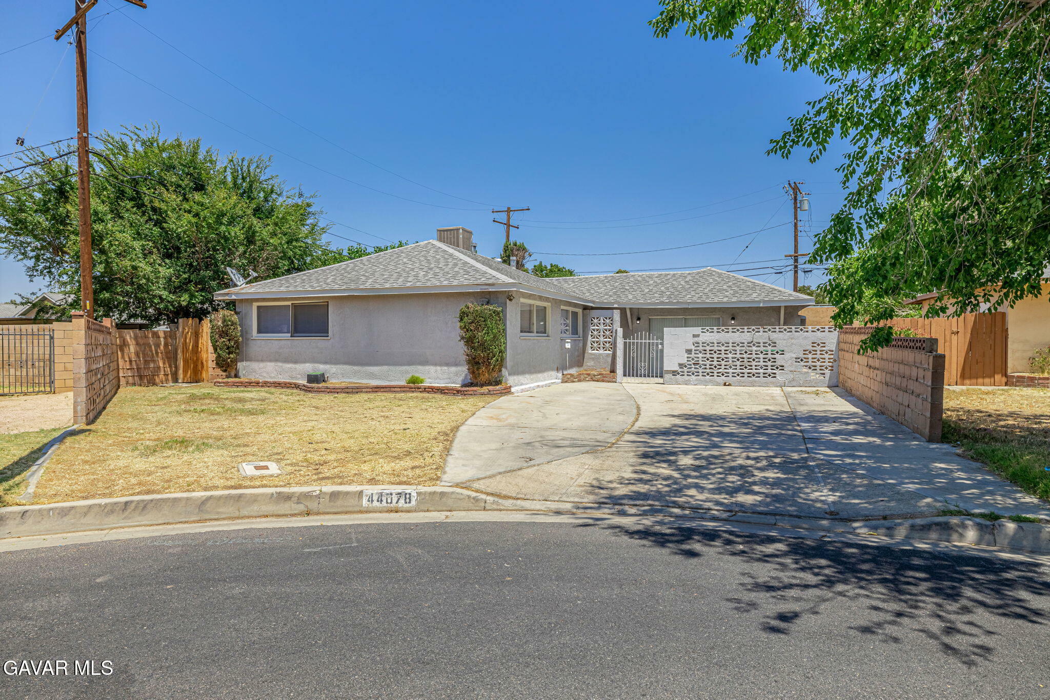 Property Photo:  44078 Cedar Avenue  CA 93534 