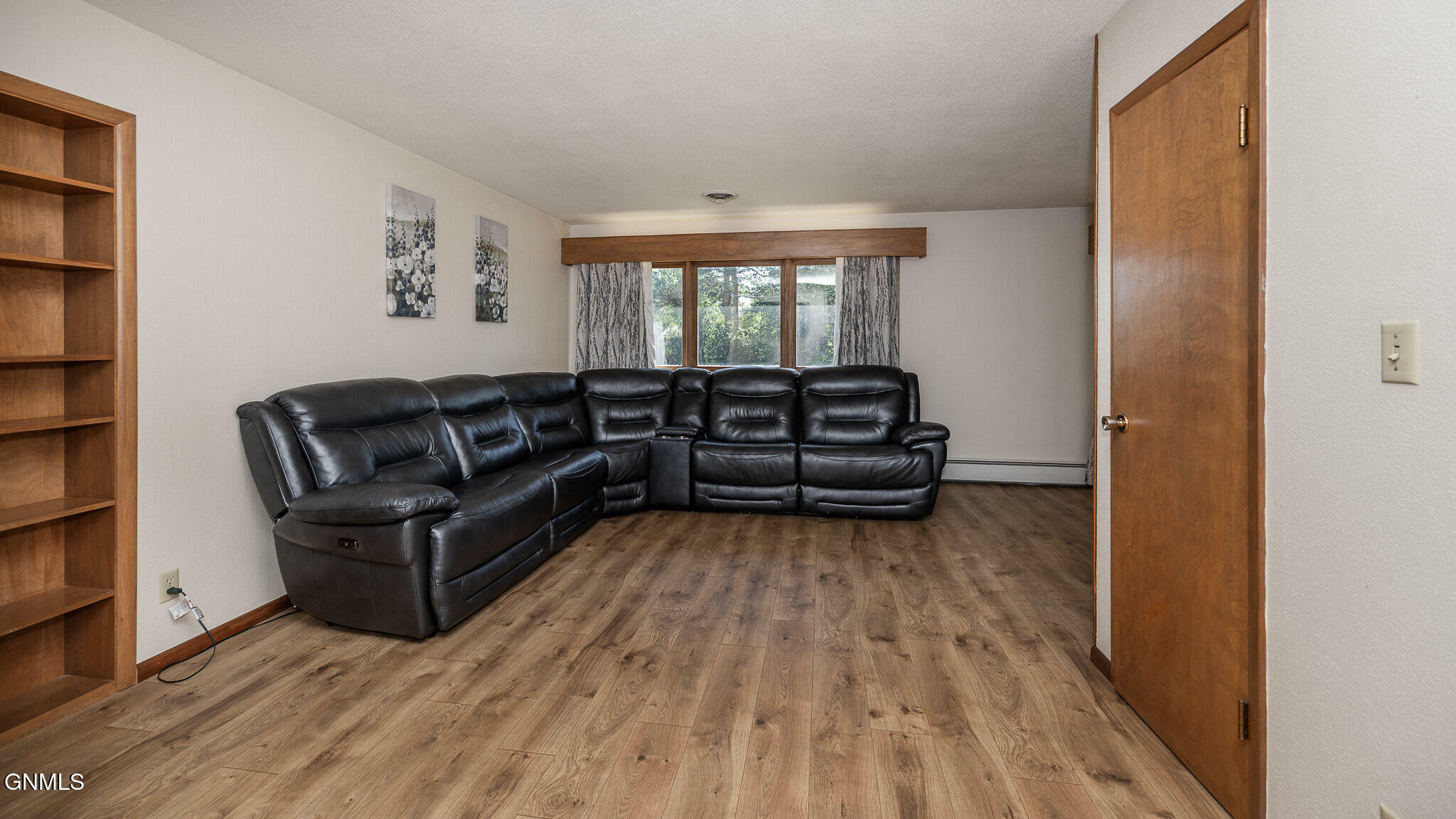 Property Photo: 422 6th Avenue NE ND 58545