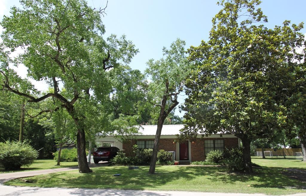 Property Photo: 111 West Pecan TX 75949