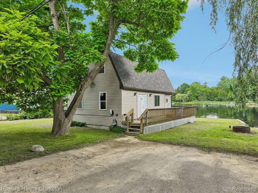 Property Photo:  6830 Dixie Highway  MI 48346 2005 