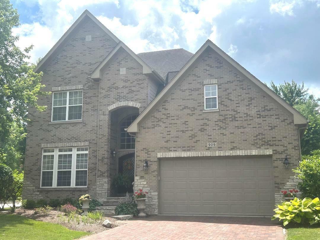 Property Photo: 909 Red Oak Drive IL 60558