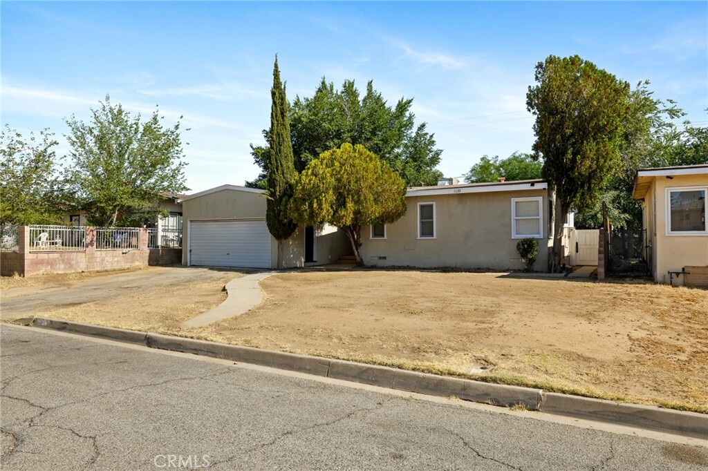 Property Photo: 1639 E Avenue Q13 CA 93550