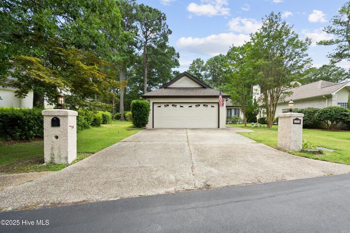 Property Photo:  104 Rollingwood Circle  NC 28460 