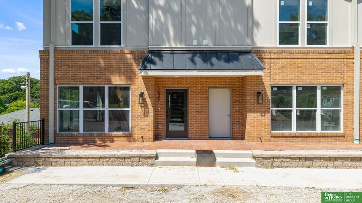 Property Photo:  1010 S 33rd Street  NE 68105 