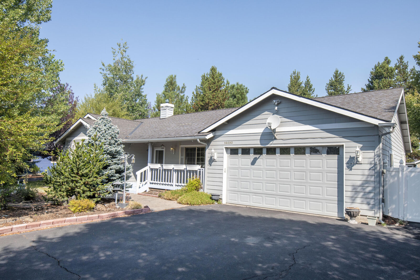 Property Photo:  16690 Oakridge Place  OR 97739 
