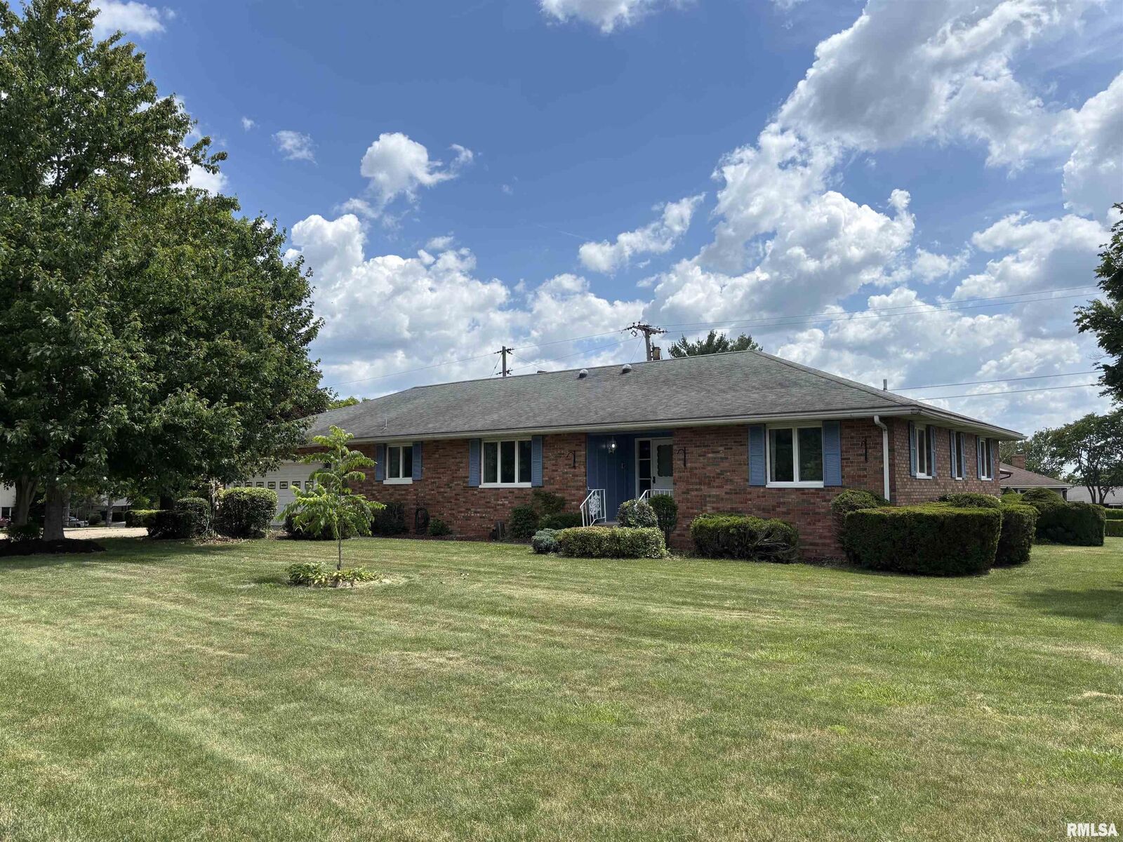 Property Photo: 402 Carolyn Street IL 61565