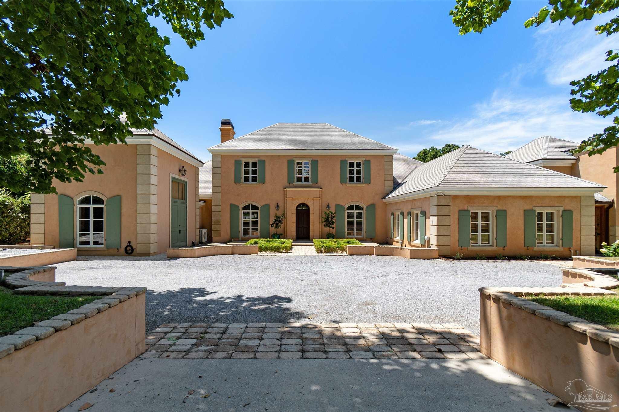 Property Photo: 1725 E La Rua St FL 32501