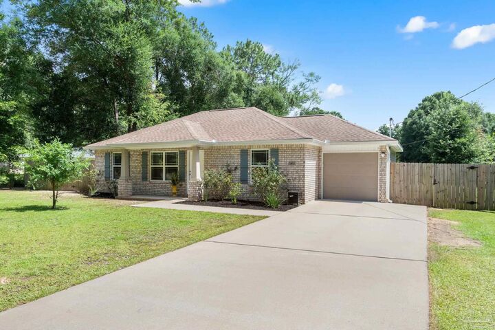 Property Photo: 5951 Country Club Rd FL 32570
