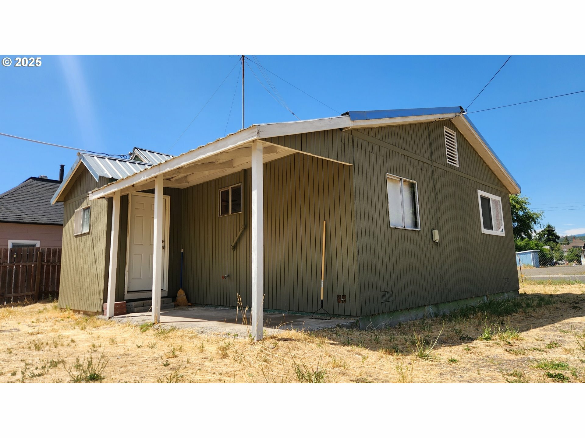 Property Photo: 312 E Burgen St WA 98620