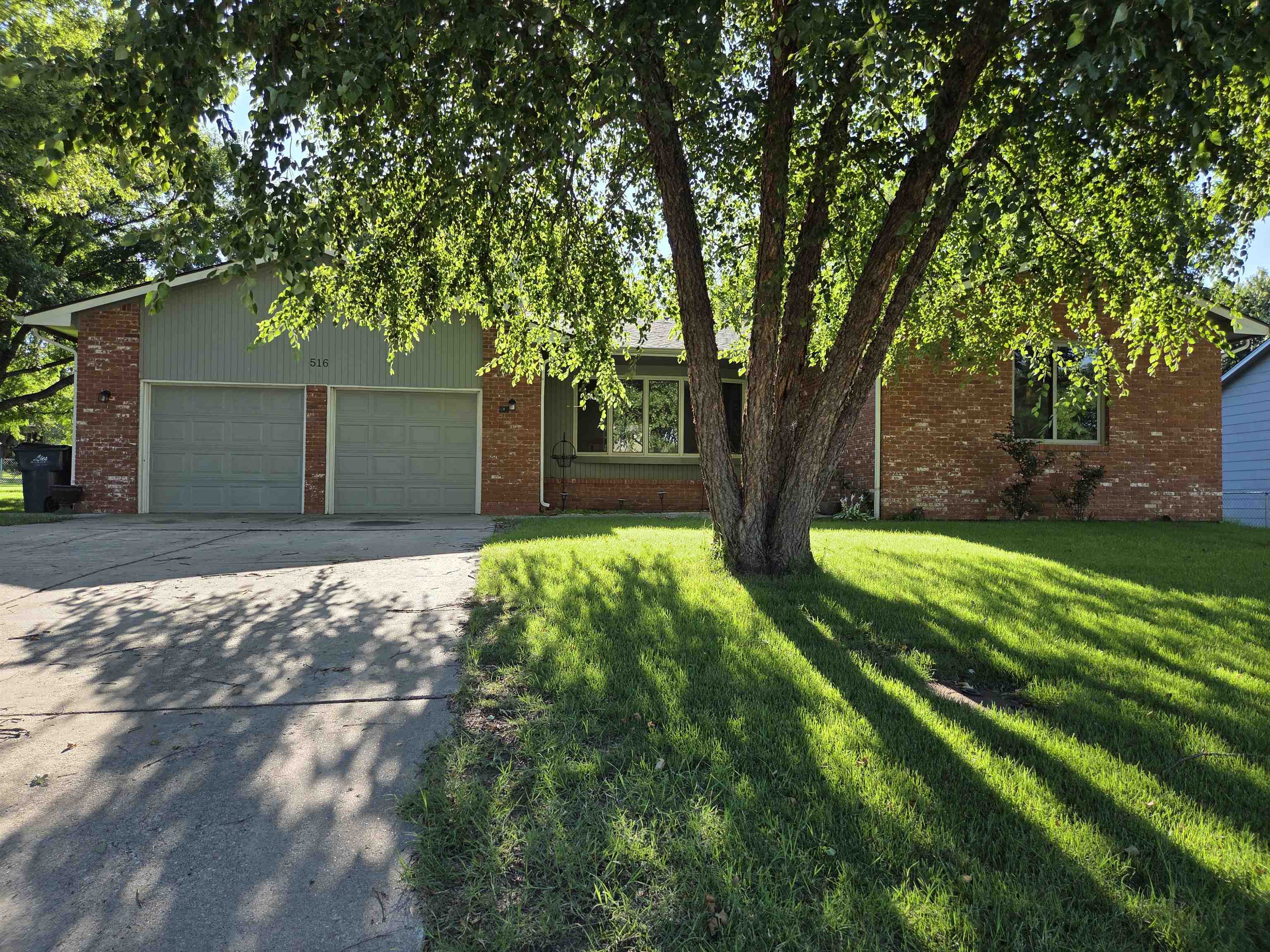 Property Photo:  516 Moy Ln  KS 67110 