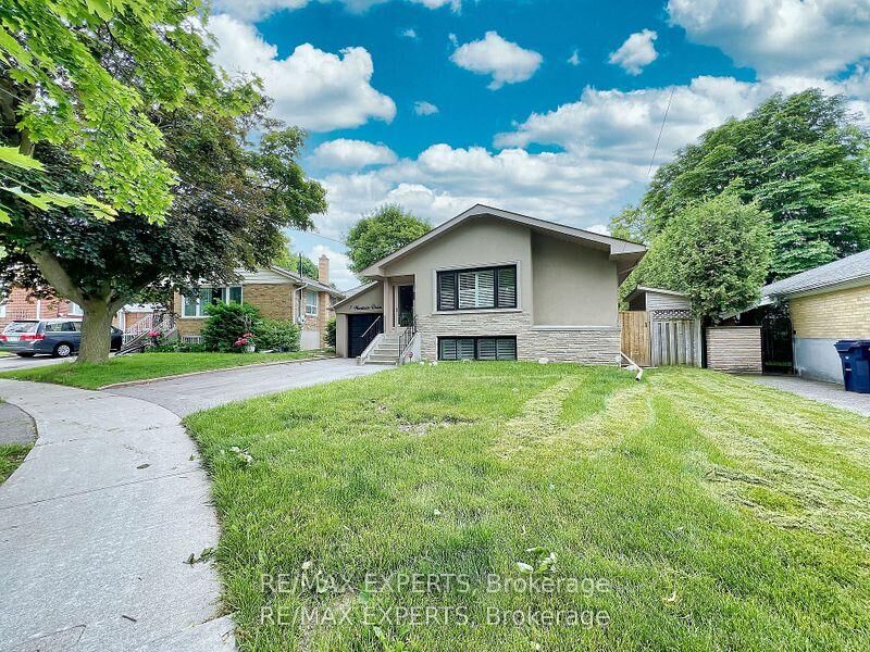Photo de la propriété: 7 Montvale Drive ON M1M 3E5