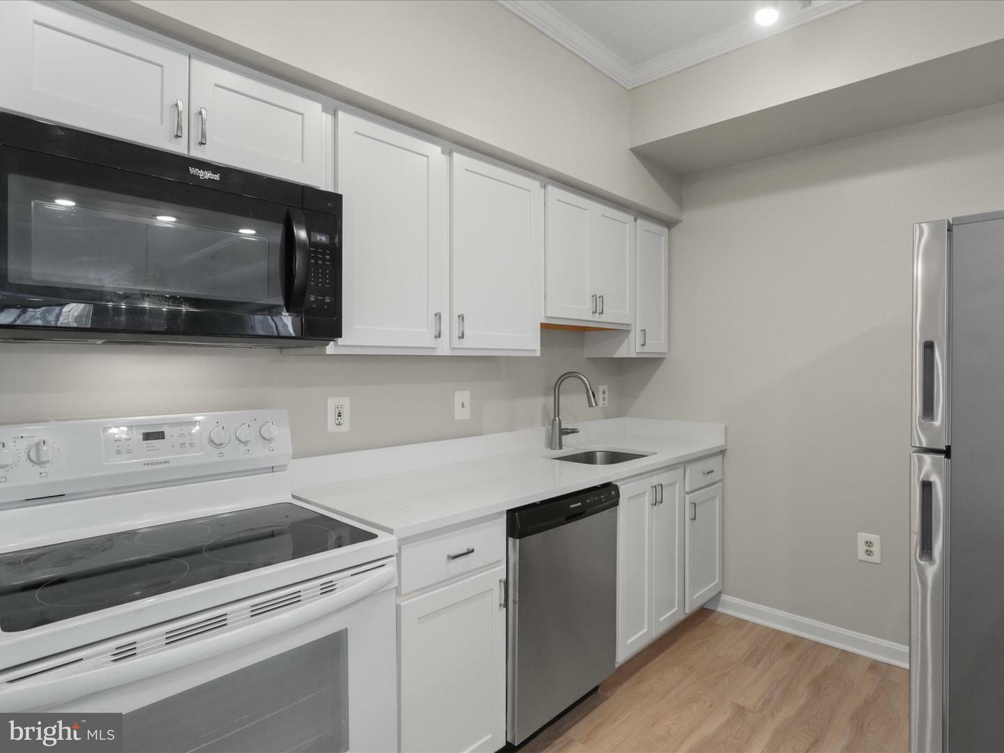 Property Photo: 1211 S Eads Street 601 VA 22202
