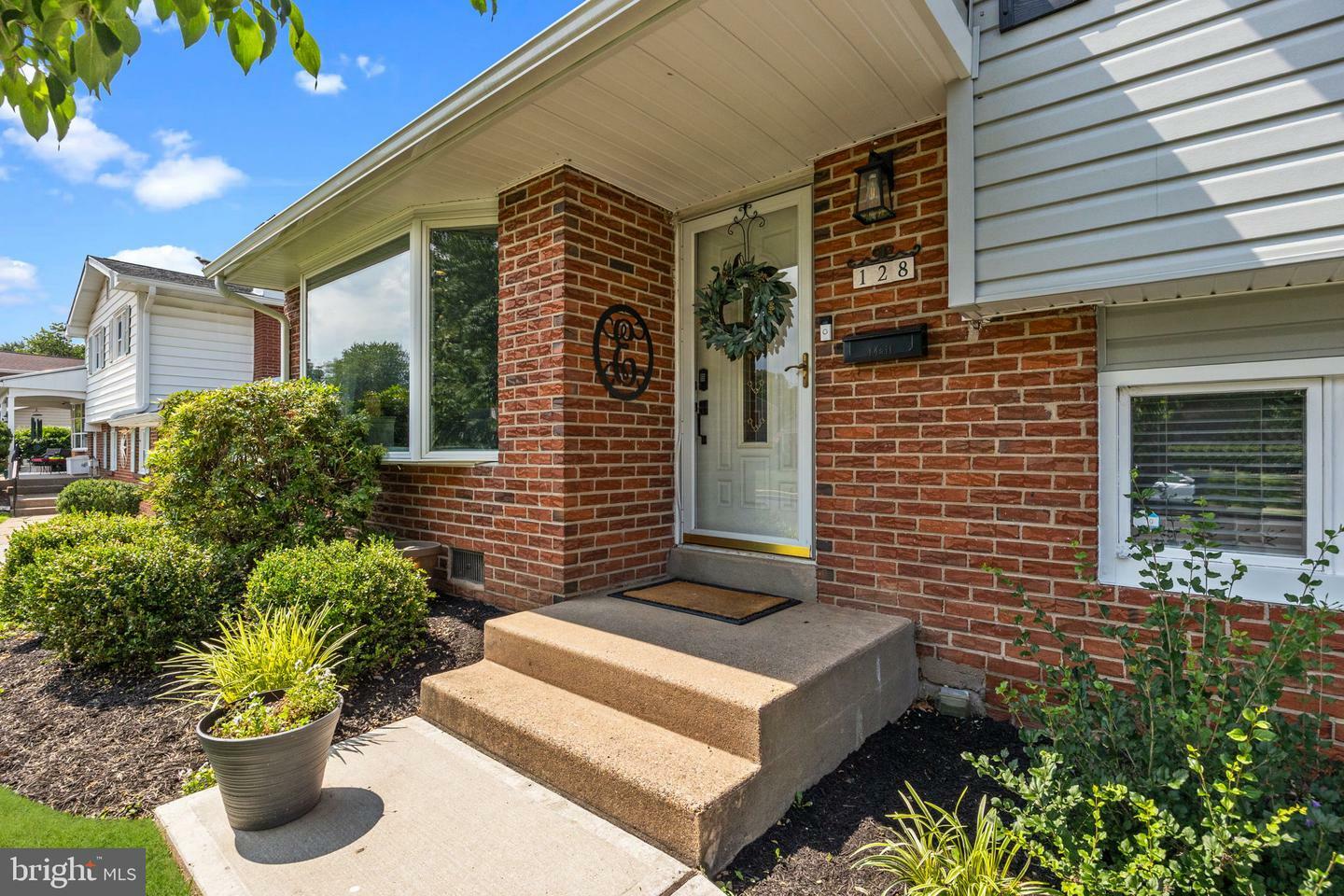Property Photo: 128 Hedgerow Drive PA 19067