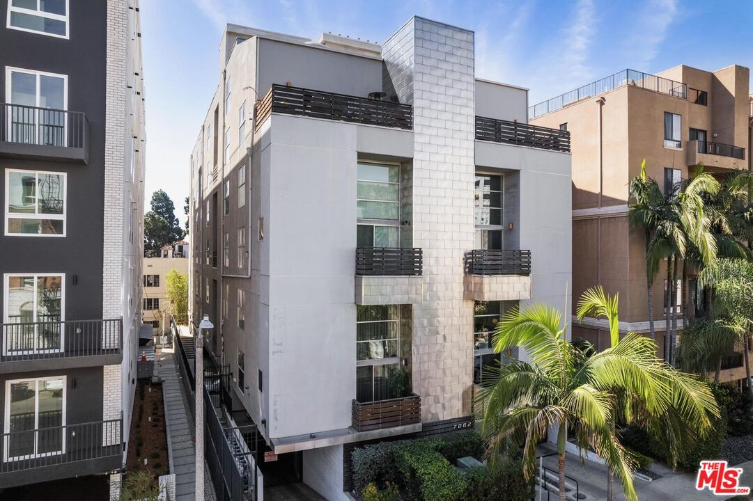 Property Photo: 7062 Hawthorn Ave CA 90028