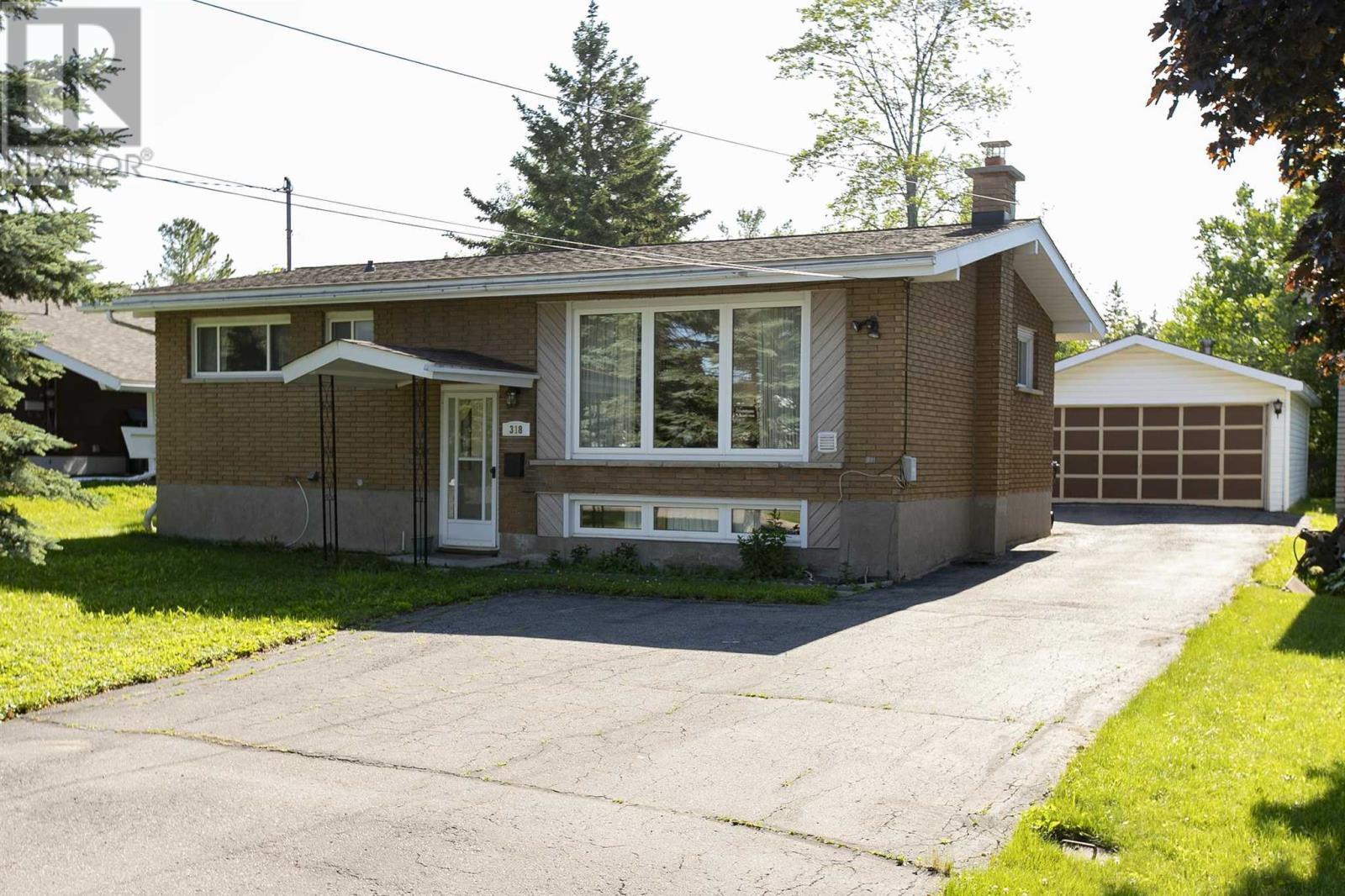Photo de la propriété: 318 St Patrick St ON P6C 3S9
