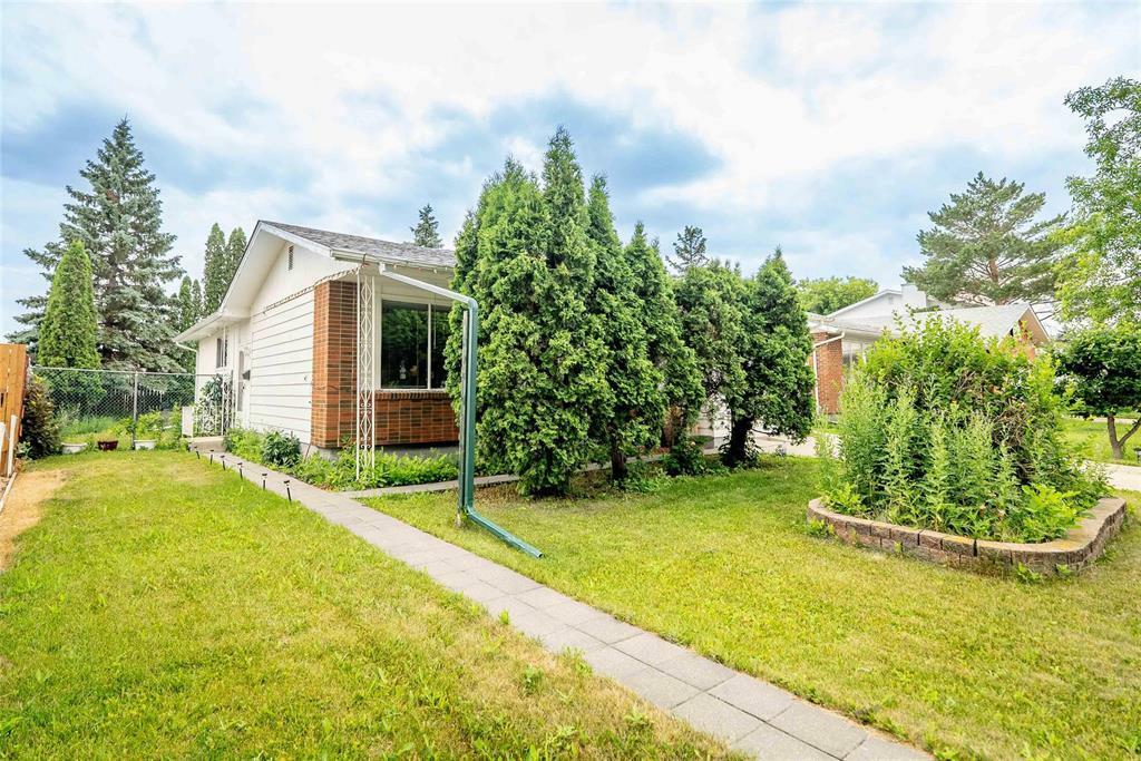 Property Photo: 147 Southmoor Road MB R2J 2P3
