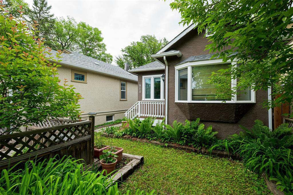 Property Photo: 810 Jubilee Avenue MB R3L 1P9