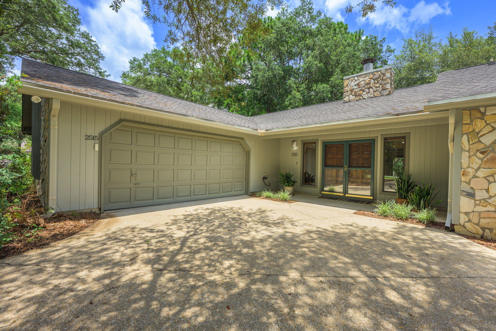 Property Photo: 2515 Edgewater Drive FL 32578