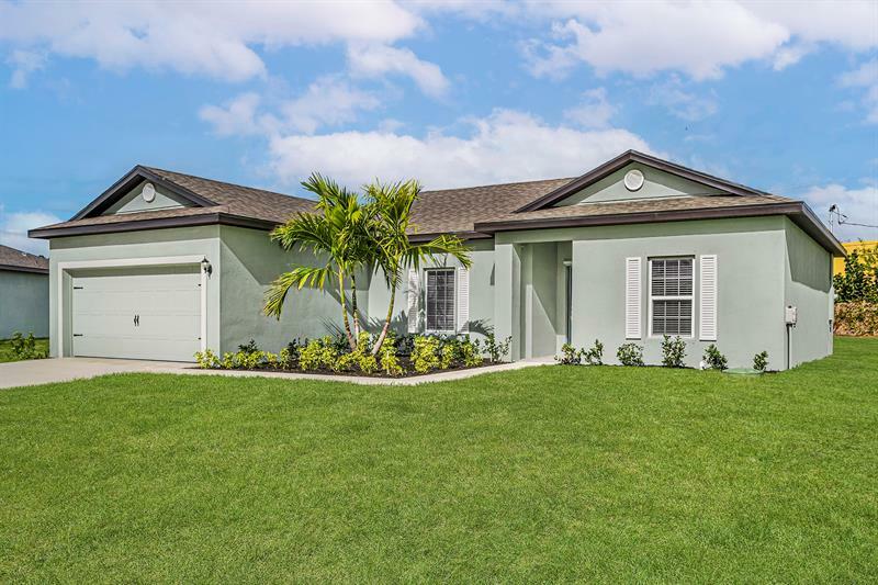 Property Photo: 534 SW Backert Ave FL 34953