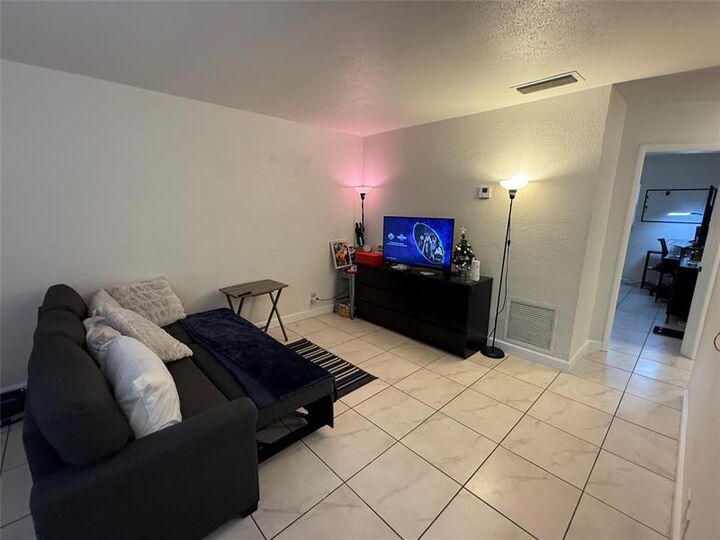 Property Photo: 2607 NE 8th Ave 22 FL 33334