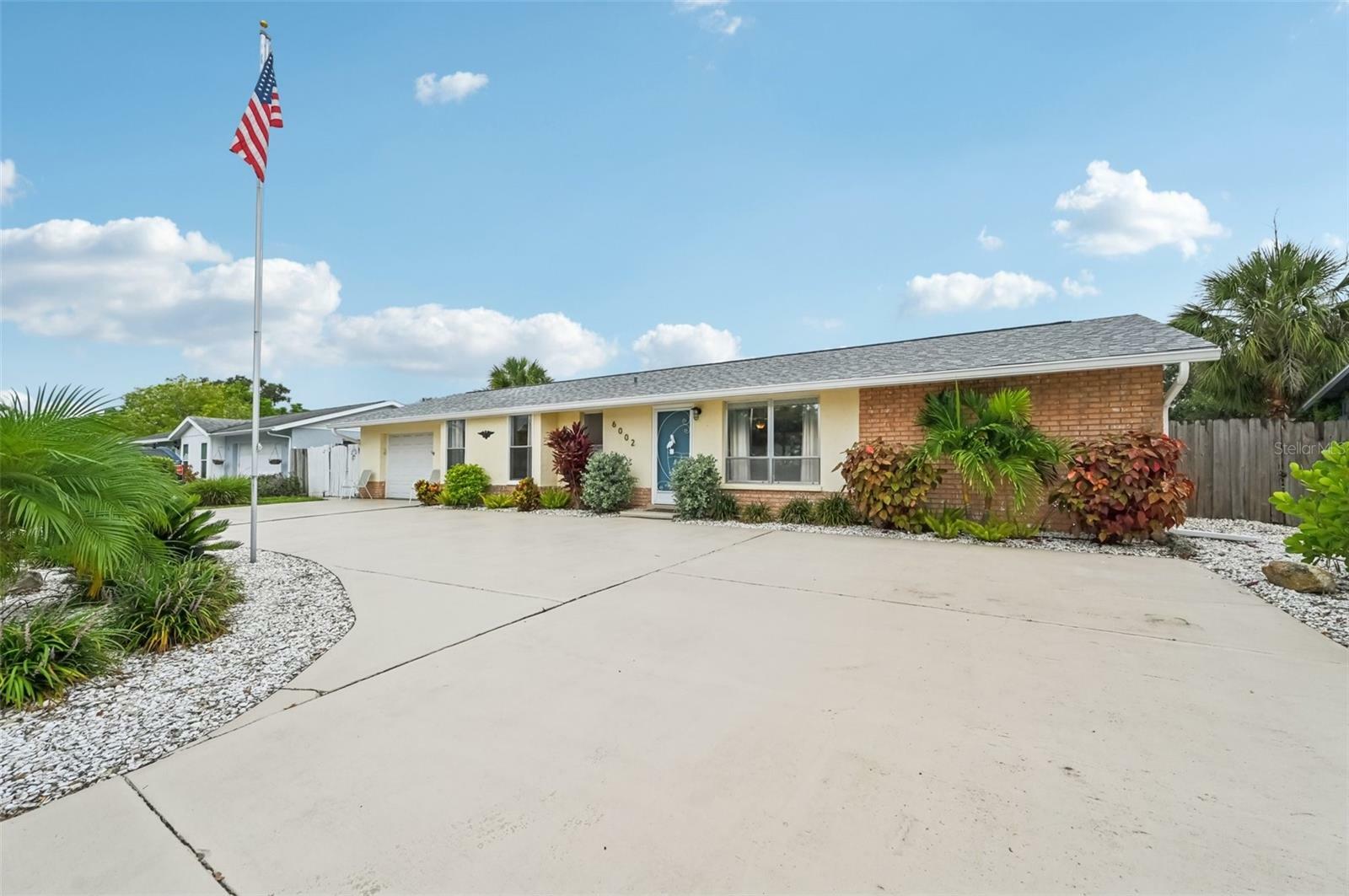 Property Photo: 6002 34th Avenue W FL 34209