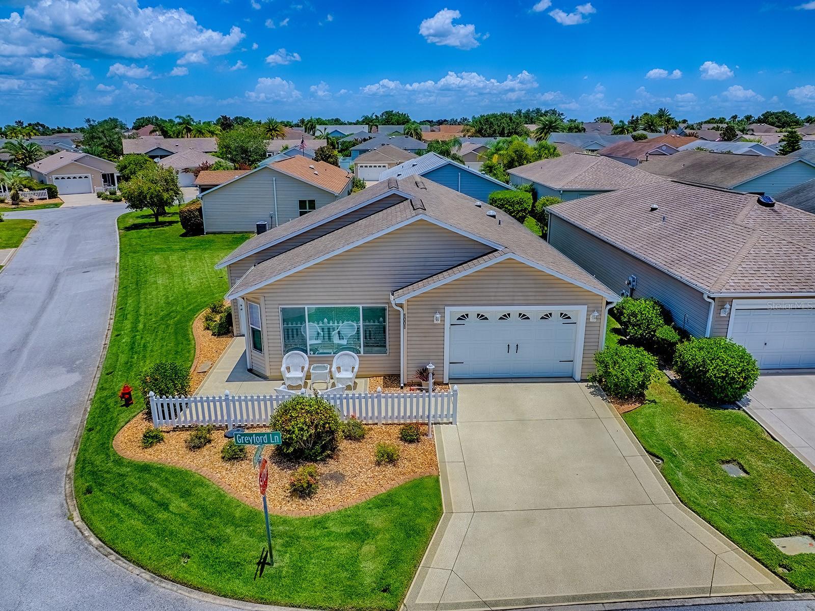 Property Photo:  1001 Greyford Lane  FL 32162 
