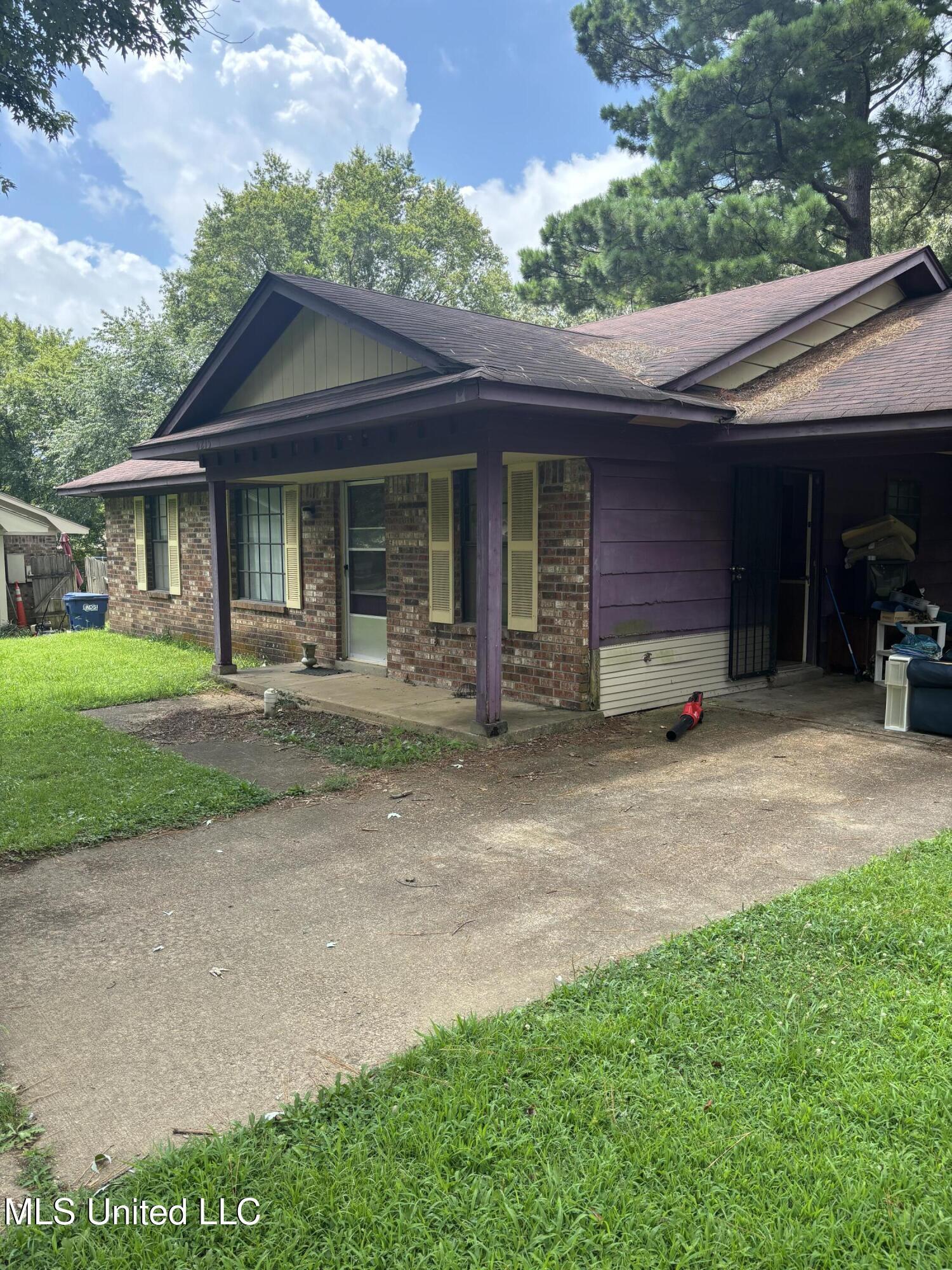 Property Photo: 6215 E Carroll Cove Cove MS 38637