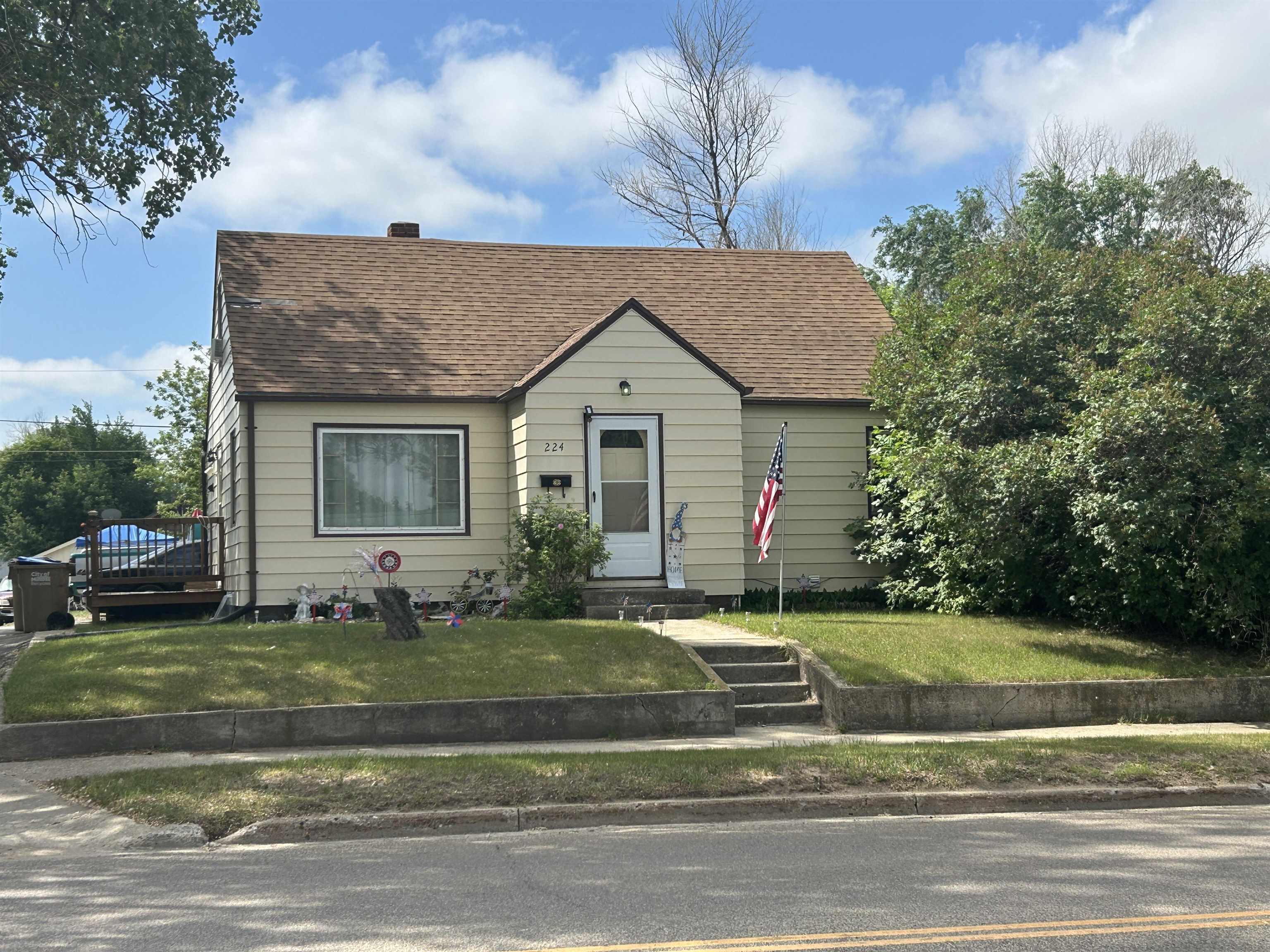 Property Photo:  224 SE 11th Ave  ND 58701 
