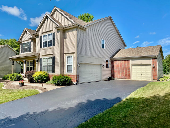Property Photo:  607 Vista Drive  IL 60543 