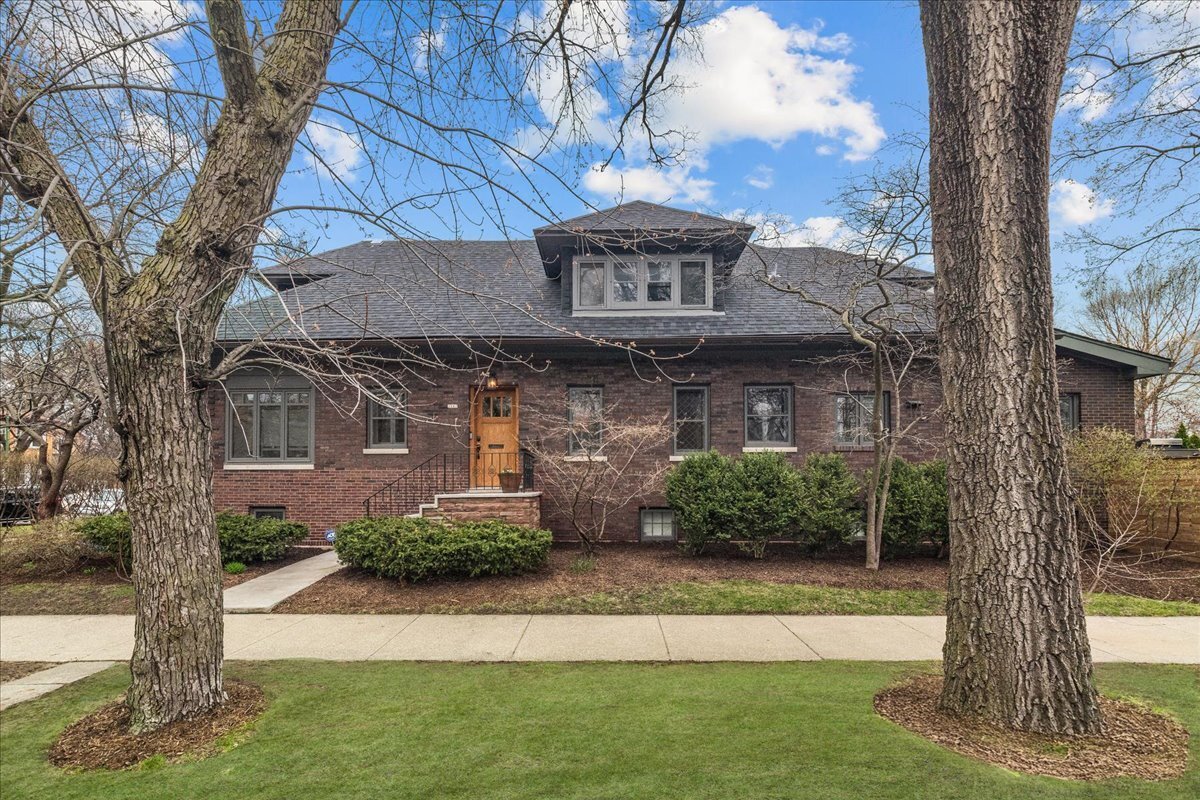 Property Photo: 2087 W Greenleaf Avenue IL 60645