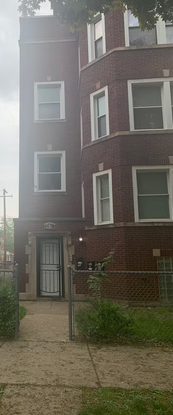 Property Photo: 8415 S Ingleside Avenue 2 IL 60619