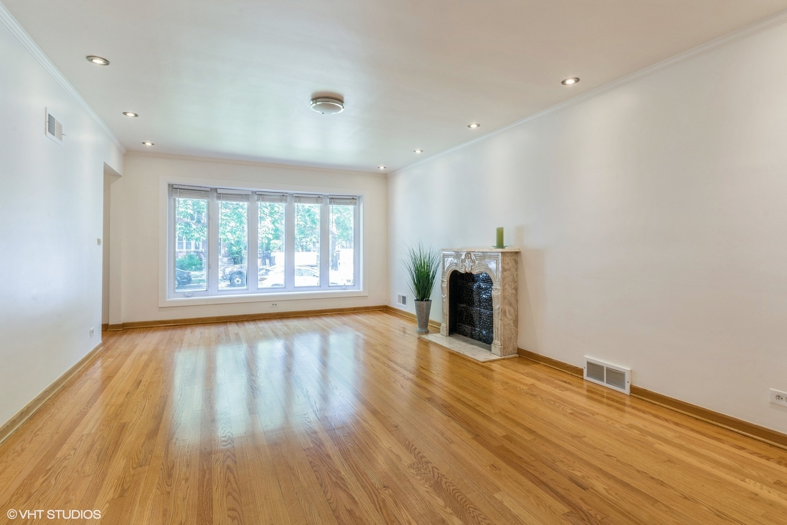 Property Photo: 6161 N Kildare Avenue IL 60646