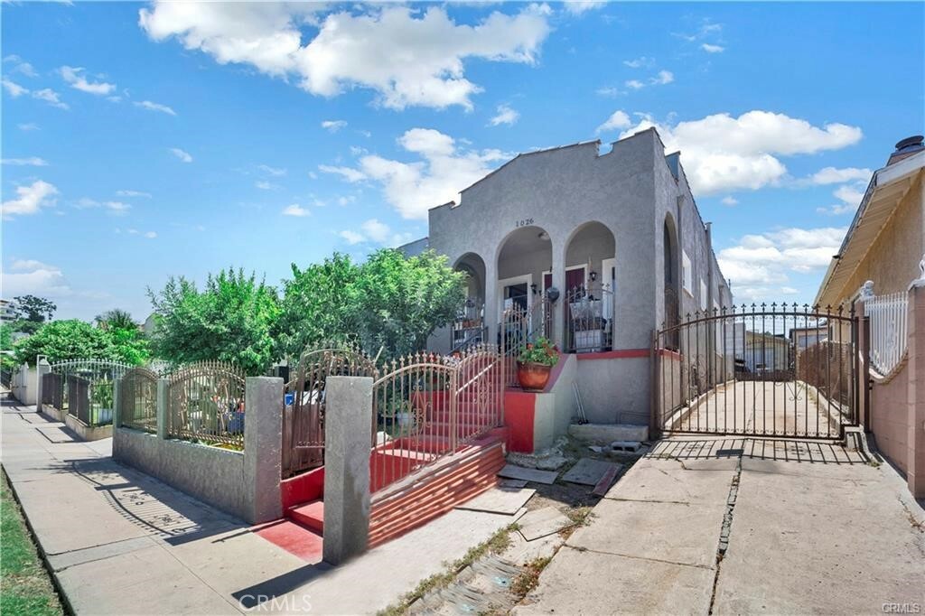 Property Photo:  1026 Sentinel Avenue  CA 90063 