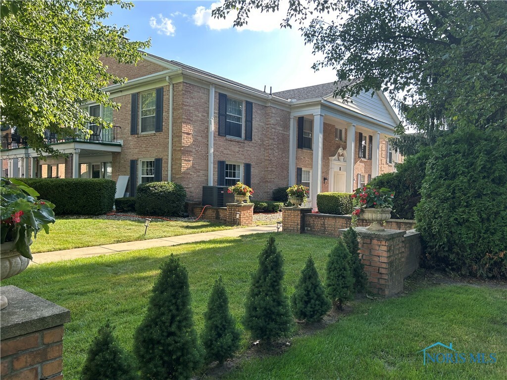 Property Photo: 4243 W Bancroft Street 202W OH 43615