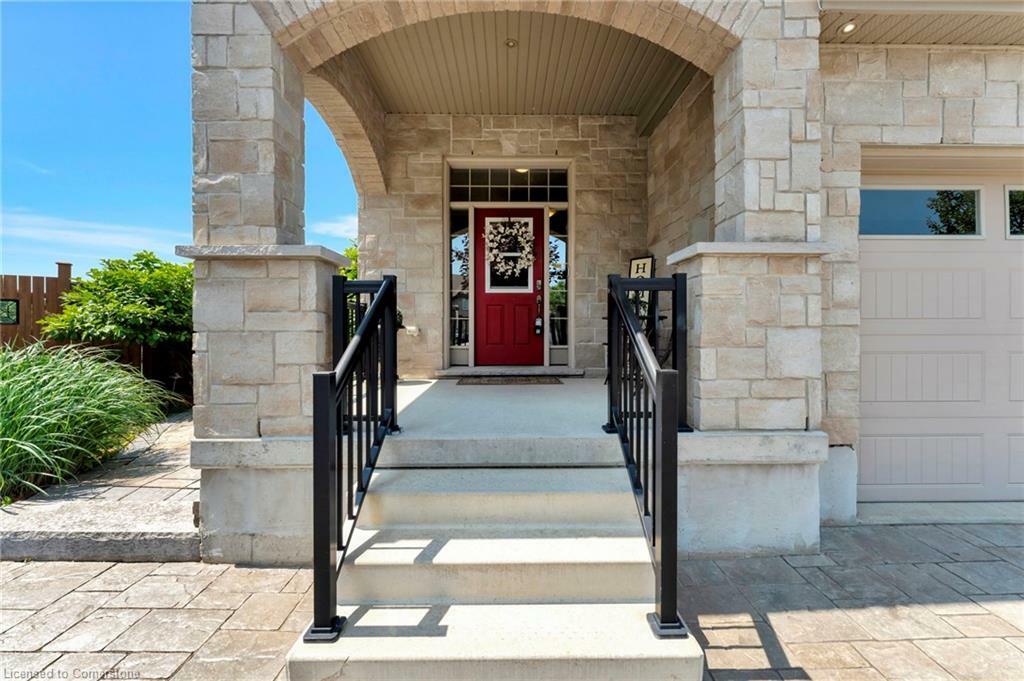 Property Photo: 36 Newcastle Court ON N2R 0G7