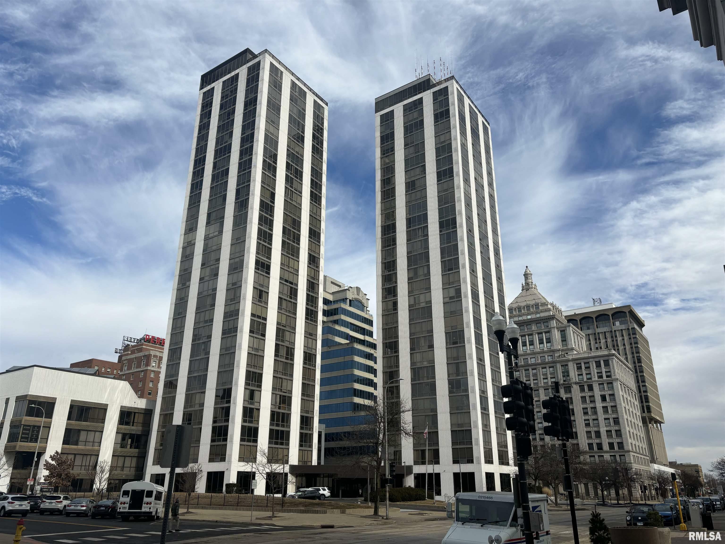 Property Photo: 125 SW Jefferson Avenue W12a IL 61602-9999