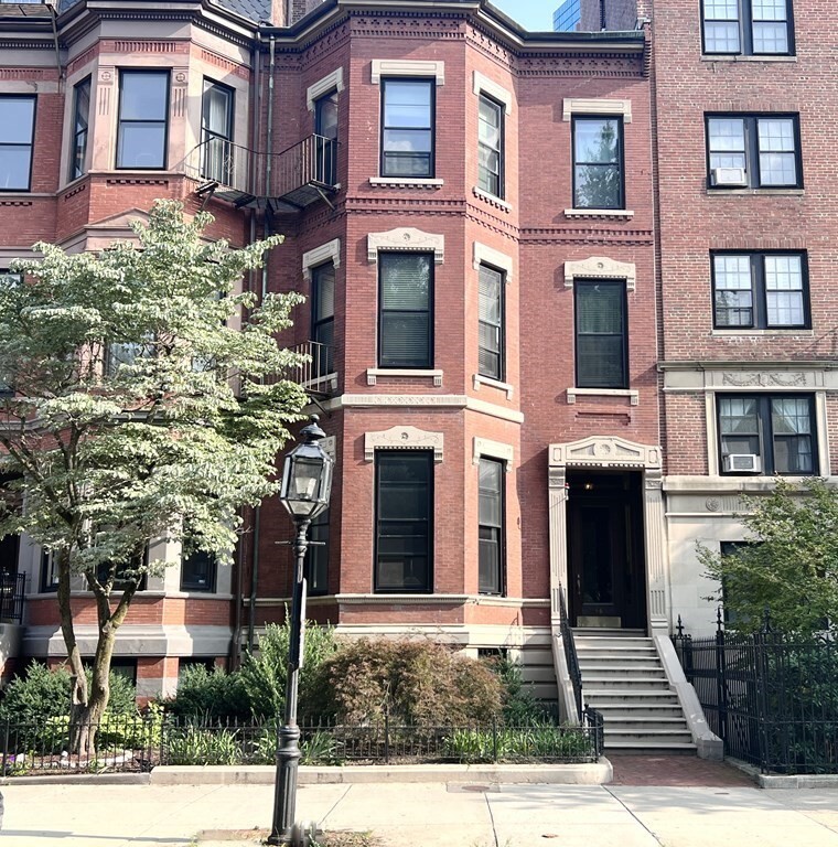 Property Photo:  86 Commonwealth Avenue Gf  MA 02116 